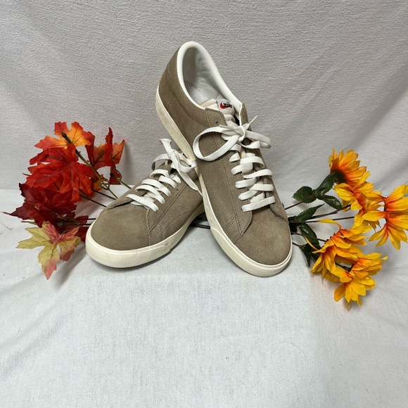 Nike Other - EUC men’s Nike promo tennis shoe in beige suede 11.5